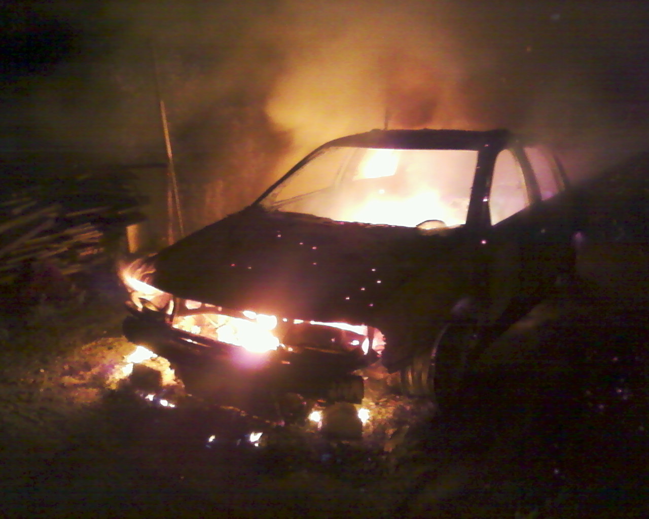požiar auta v noci